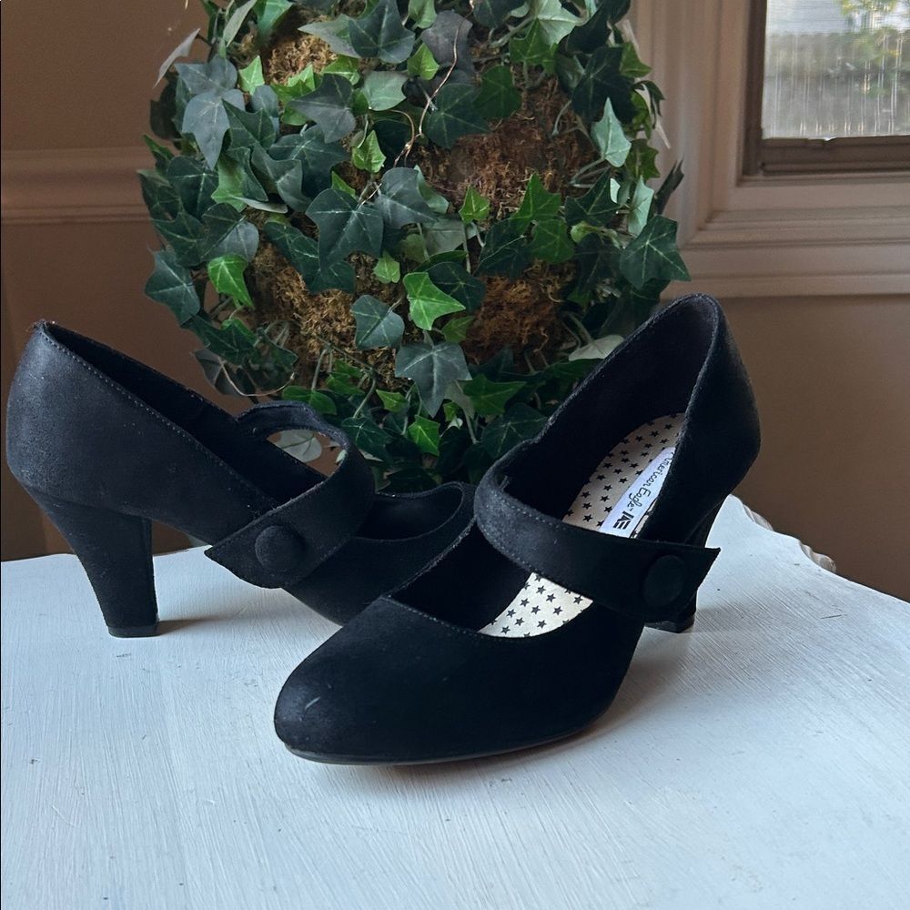 American Eagle Classic Black Mary Jane Pumps with Retro Flair Women’s Size 9